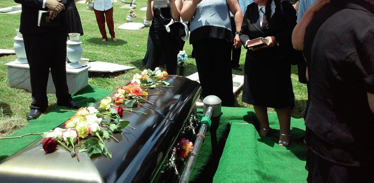 Startup brasileña del sector funerario llega a Chile