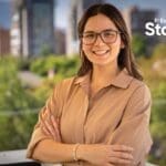 Alejandra Pérez Faría de frente con logo de El Ecosistema Startup