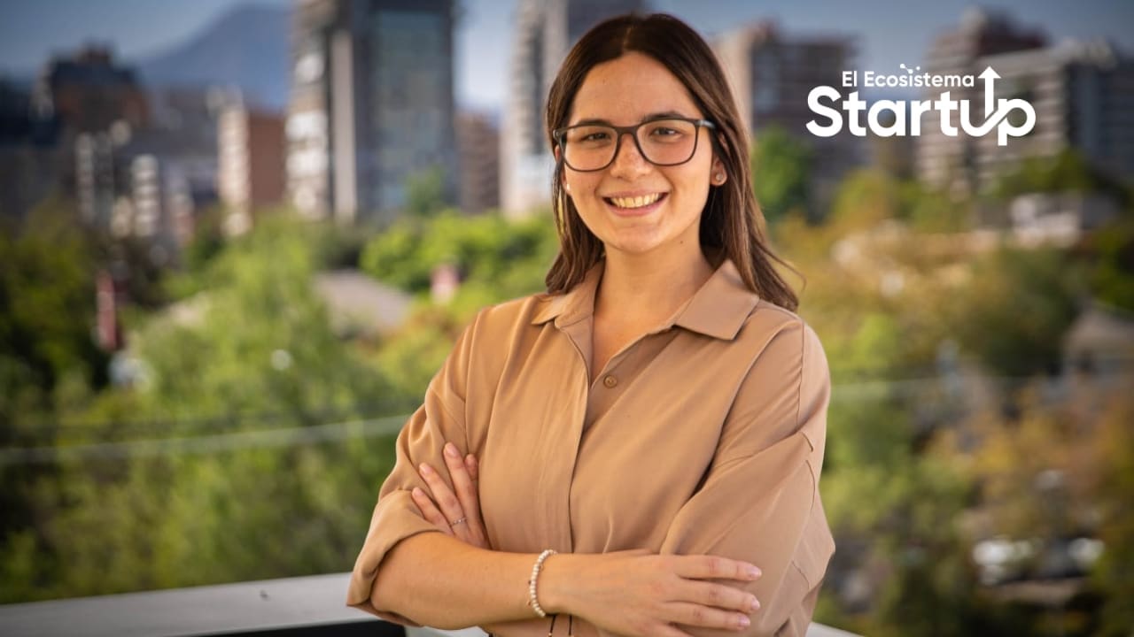 Alejandra Pérez Faría de frente con logo de El Ecosistema Startup