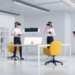 Oficina minimalista con equipo de realidad virtual en un escritorio moderno