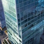 Vista aérea de un distrito financiero moderno con edificios corporativos al amanecer