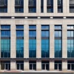 Edificio moderno con fachada tecnológica en una metrópoli latinoamericana