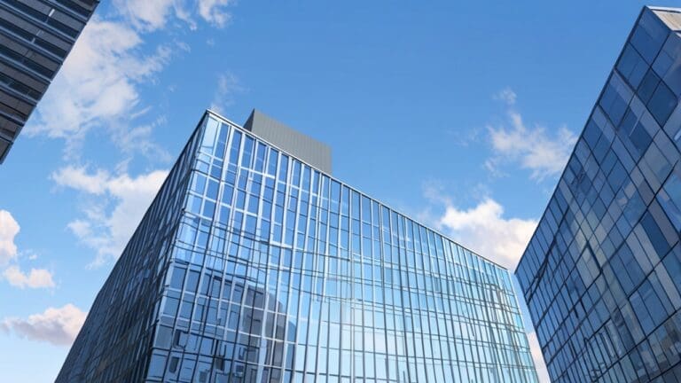 Edificios modernos con diseño arquitectónico innovador contrastando con un cielo despejado