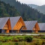Centro de innovación en Chiloé rodeado de naturaleza con edificios modernos.