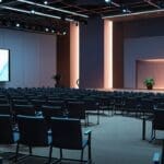 Moderna sala de conferencias en Dubái con un enfoque en tecnología fintech.