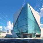 Edificio moderno de universidad con diseño arquitectónico vanguardista y cielo despejado