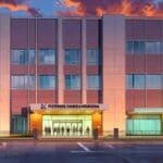 Edificio moderno del Instituto Nacional de Migración al amanecer