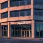 Exterior moderno de un edificio de oficinas tecnológicas en Cantabria al atardecer