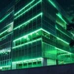 Edificio tecnológico moderno iluminado con luces verdes durante la noche