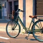 Primer plano de una bicicleta urbana con un accesorio eléctrico innovador en una calle moderna.