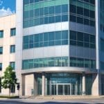 Fachada moderna de una sede corporativa de tecnología en un entorno urbano