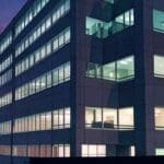 Edificios modernos de oficinas con luces brillantes al anochecer