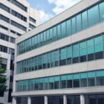 Edificio moderno de oficinas en un entorno urbano de alta tecnología