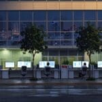 Oficina moderna con computadoras y ambiente tecnológico en la ciudad de Lima, Perú al atardecer
