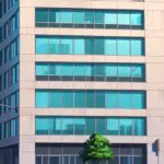 Edificio moderno de una startup tecnológica con fondo urbano.