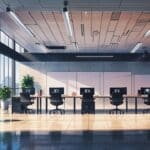 Espacio moderno de oficinas con equipos de tecnología avanzada.