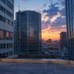 Vista panorámica de un distrito financiero moderno con edificios de oficinas y centros tecnológicos al amanecer