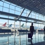 Terminal de aeropuerto con aviones de aerolínea y equipos tecnológicos brillando a la luz del día