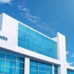 Edificio moderno de empresa farmacéutica con fondo de cielo azul