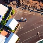 Vista aérea del recinto ferial de Tenerife con stands y personas caminando, cielo despejado