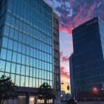 Edificios modernos de oficinas tecnológicas en un entorno urbano al atardecer