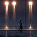 Siluetas de rascacielos con luces encendidas en un centro tecnológico moderno al anochecer