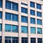 Fachada moderna de un edificio de biotecnología con cielos despejados.