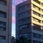 Edificio moderno de viviendas sociales en un parque tecnológico al atardecer