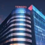 Edificio moderno tecnológico al atardecer, simbolizando la innovación y digitalización