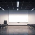 Sala de conferencias moderna y tecnológica con asistentes atentos y proyectores iluminando gráficos