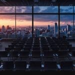 Vista panorámica de un centro de conferencias tecnológico moderno al amanecer.