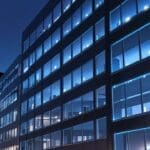 Edificios modernos y tecnológicos con luces brillantes al anochecer