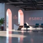 Oficinas de gobierno con diseño futurista y tecnológico, al estilo de una startup moderna.