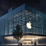 Edificio corporativo de Apple con diseño moderno y detalles tecnológicos iluminados al anochecer