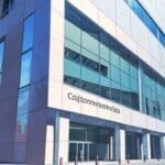 Edificio moderno y tecnológico de una startup de criptomonedas