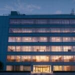 Edificio moderno con diseño tecnológico al amanecer, símbolo de innovación y tecnología emergente