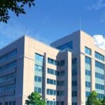 Robusto edificio de tecnología en un campus empresarial moderno bajo un cielo claro