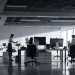 Oficina moderna con tecnología avanzada y áreas de trabajo colaborativo