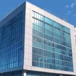 Edificio moderno de una clínica tecnológica con un cielo despejado