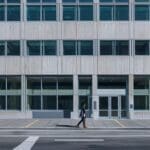 Vista moderna de un edificio de oficinas tecnológicas con pantallas digitales en el exterior