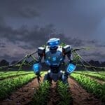 Robot agrícola inspirado en ciempiés avanzando entre plantas en un campo cultivado bajo un cielo despejado