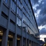 Edificios modernos de oficinas tecnológicas iluminados por la luz del amanecer en Bogotá