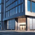 Edificio corporativo moderno en un entorno urbano vibrante y soleado