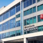 Edificio de oficinas moderno con logotipos de marcas corporativas globales