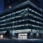 Edificio moderno de oficinas tech en Santiago con luces nocturnas