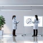 Equipo tecnológico de diagnóstico médico sobre una superficie blanca en un entorno clínico moderno con iluminación suave