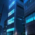 Edificio moderno con luces azules en un distrito tecnológico de una gran ciudad