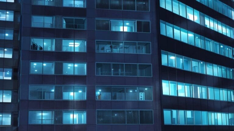 Edificios modernos en un centro tecnológico latinoamericano con cielos despejados y luces de oficinas encendidas al anochecer