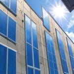 Paneles solares en el techo de un edificio moderno bajo un cielo despejado