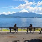 Vista del Lago Llanquihue con un centro de convenciones moderno en un día soleado